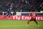Ezequiel LAVEZZI ( frappe sur le poteau ) / Steve MANDANDA