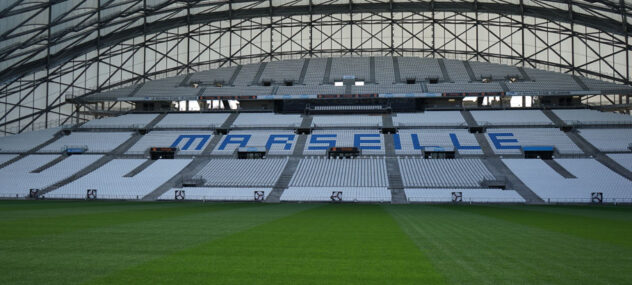 JE CONSTRUIS LE STADE DE L'OLYMPIQUE DE MARSEILLE ( ORANGE VELODROME ) 