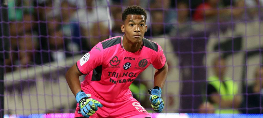 Alban Lafont of Toulouse during the Ligue 1 match between Toulouse FC and Paris Saint-Germain at Stadium Municipal on September 23, 2016 in Toulouse, France. (Photo by Manuel Blondeau/Icon Sport)