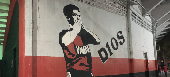 Diego Maradona sur un mur du stade 