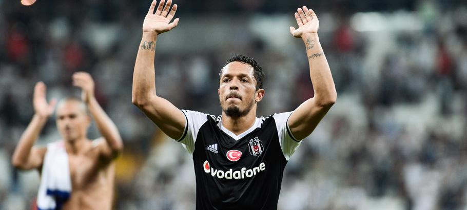 Adriano - Besiktas. Photo : Seskim / Icon Sport