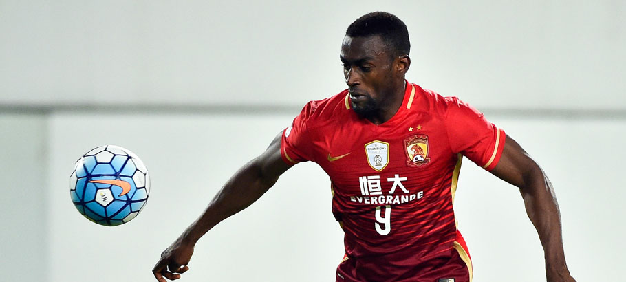 GUANGZHOU, Feb. 24, 2016 Jackson Martinez (Top) of Guangzhou Evergrande tries to score during the Group H first round match between China's Guangzhou Evergrande and South Korea's Pohang Steelers at the 2016 AFC Championships League at Guangzhou Tianhe Sport Center in Guangzhou, capital of south China's Guangdong Province, Feb. 24, 2016. The match ended in a 0-0 draw. Photo : Visual / Icon Sport