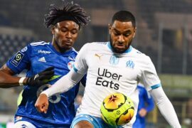 Mohamed SIMAKAN en duel avec Jordan Amavi lors du match Strasbourg OM au Stade de la Meinau