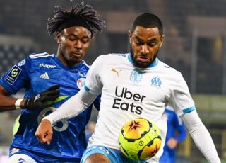 Mohamed SIMAKAN en duel avec Jordan Amavi lors du match Strasbourg OM au Stade de la Meinau