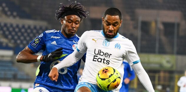 Mohamed SIMAKAN en duel avec Jordan Amavi lors du match Strasbourg OM au Stade de la Meinau