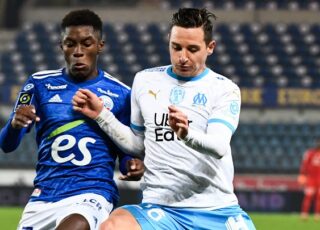 Jeanricner BELLEGARDE en duel avec Florian THAUVIN lors du match Strasbourg - Marseille