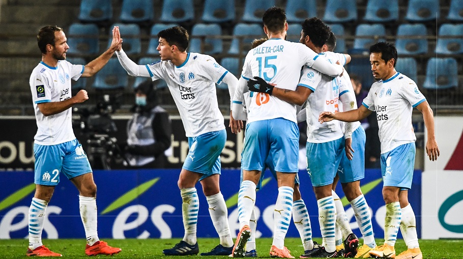 Les joueurs de l'OM célèbrent leur but face à RC Strasbourg