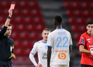 Carton rouge donné par Mr Turpin à Pape Gueye lors de Rennes - OM