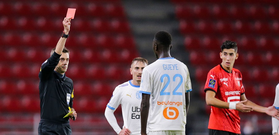 Carton rouge donné par Mr Turpin à Pape Gueye lors de Rennes - OM