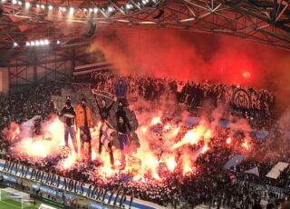 VIDEO. Insolite : un supporter de l'OM accroche un drapeau marseillais sur  le bus du PSG