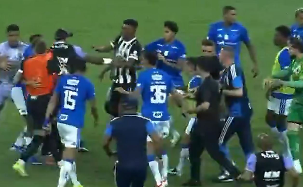 Ex OM : Les images incroyables de l’énorme bagarre générale Cruzeiro – Atlético Mineiro, 23 expulsions, Gerson et Renan Lodi impliqués !